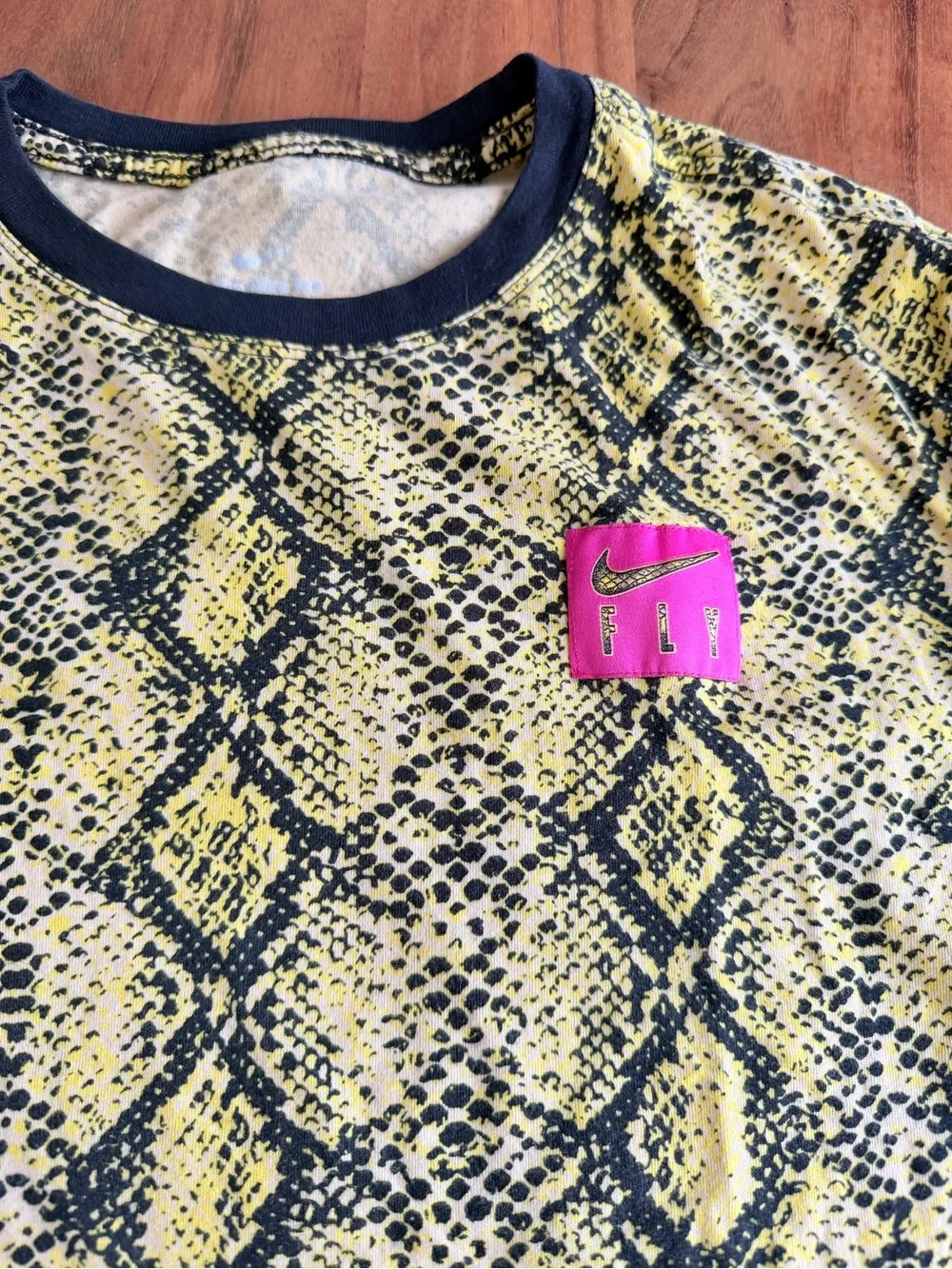 Cotton Yellow Snake-Print Short Sleeve Tee women’s size XS like new Nike
